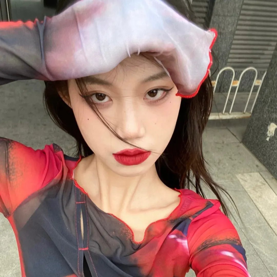 红妆挥拍破长空